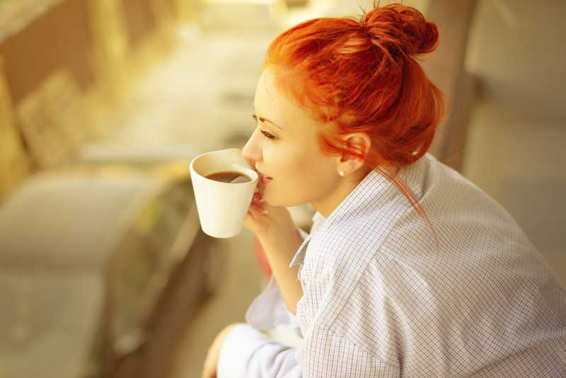 在喝咖啡的年轻女孩