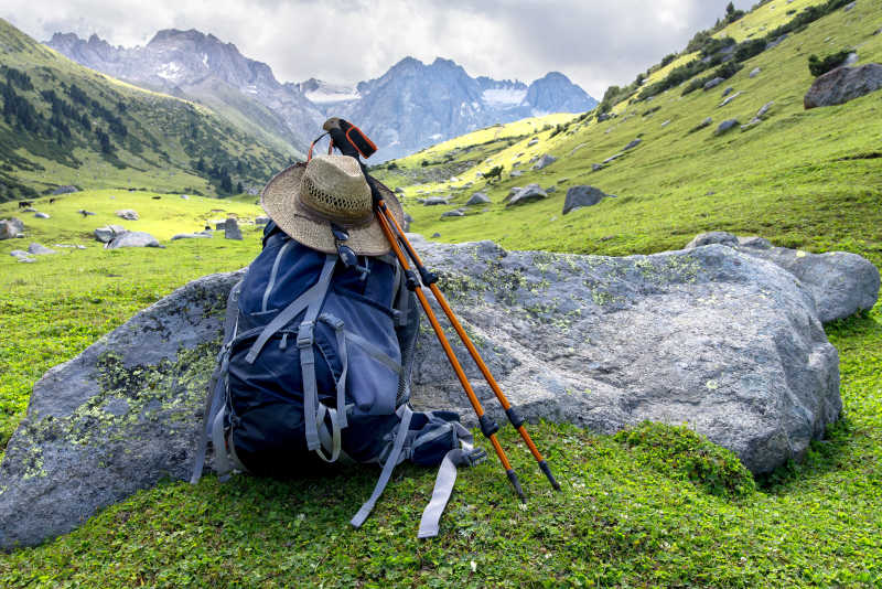 群山背景下绿色草地上的旅游设备