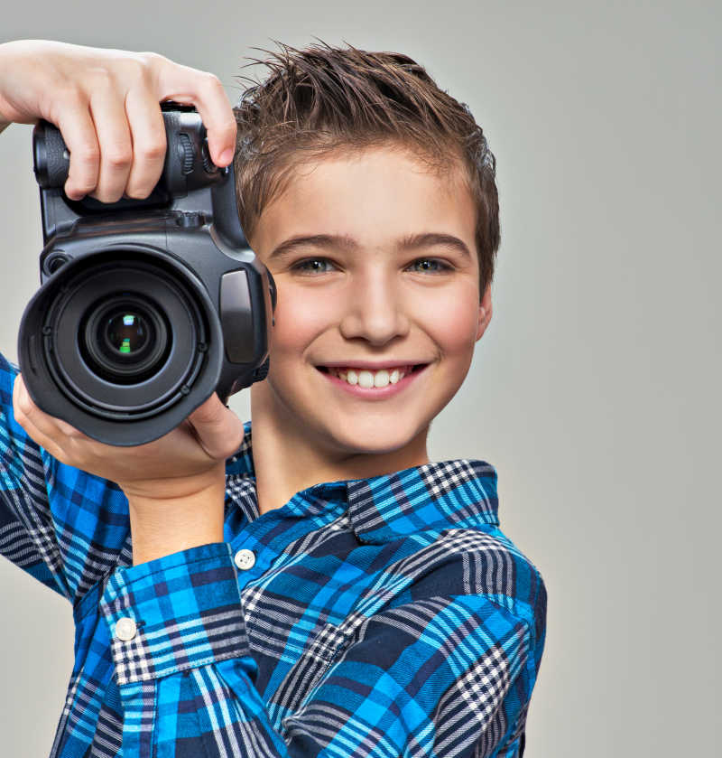 手持数码相机的男孩肖像
