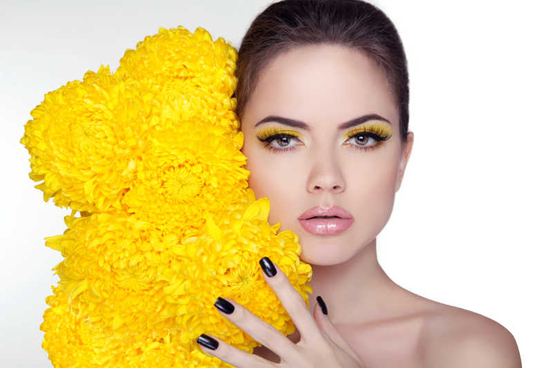 美女模特和黄色的菊花