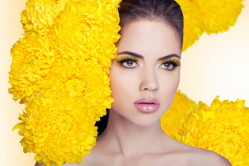 鲜艳的黄色花朵和美女模特