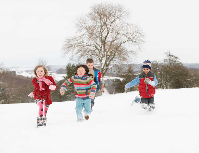 四位孩子在雪地里玩耍