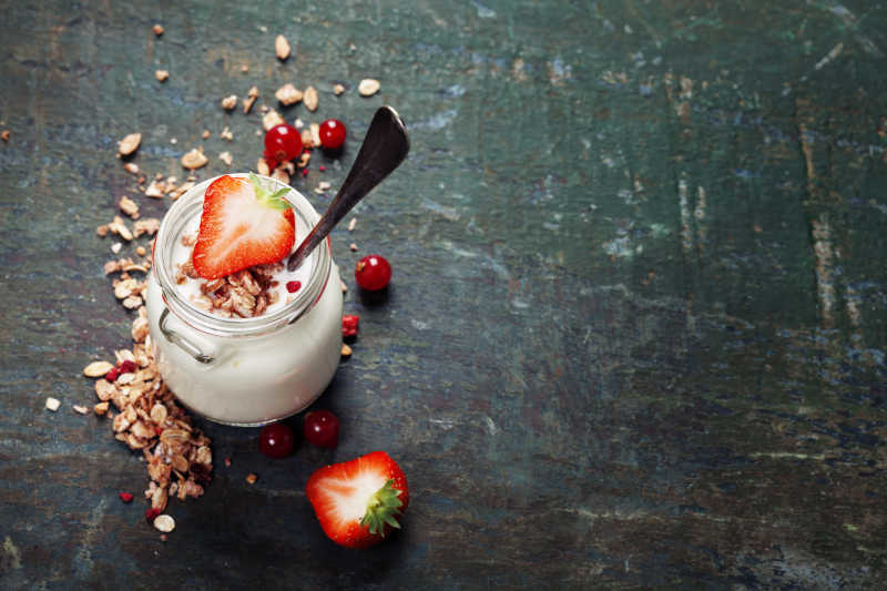 草莓燕麦酸奶早餐