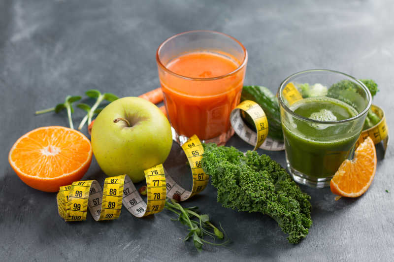 玻璃汁中的新鲜果蔬汁用于排毒