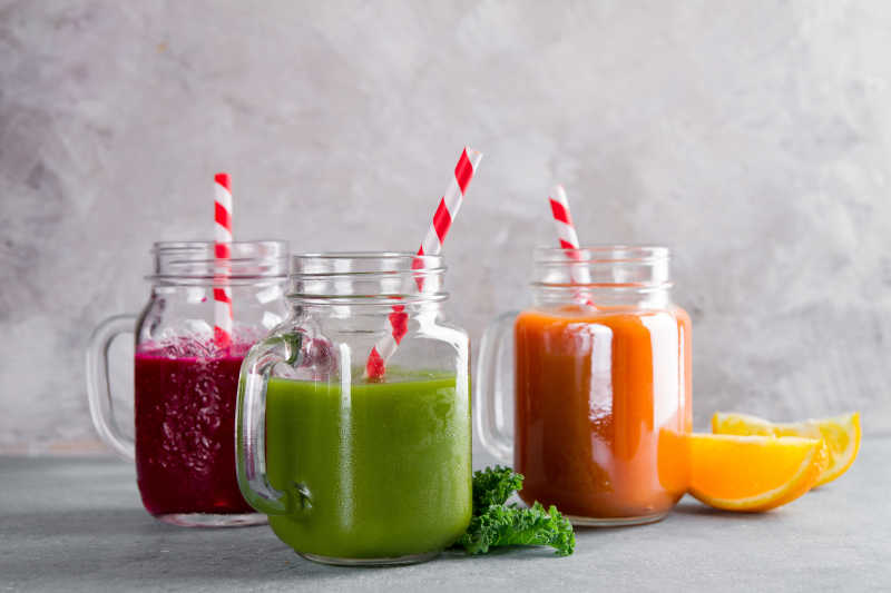 新鲜果蔬汁在玻璃瓶中用于排毒或减肥