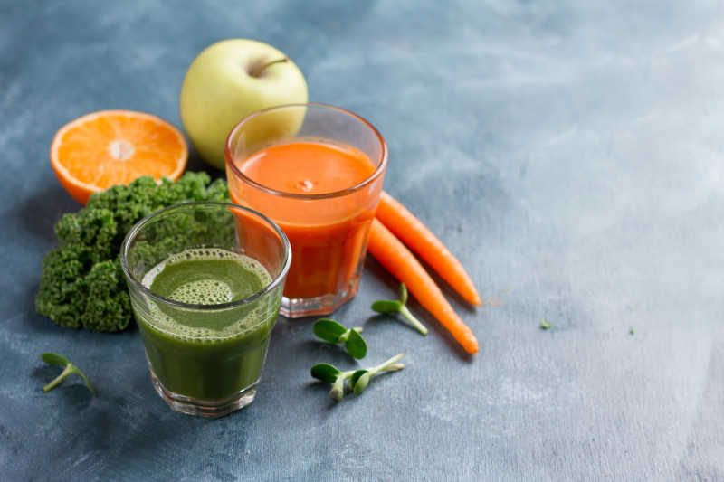 新鲜水果和蔬菜汁用于排毒或健康生活方式
