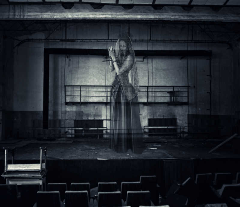 老剧院舞台上的女鬼幽灵