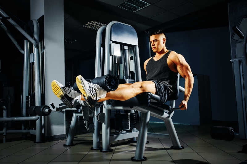 健身房里锻炼腿部肌肉的男人