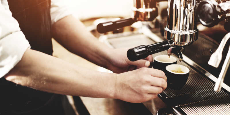 店员使用咖啡机制作咖啡