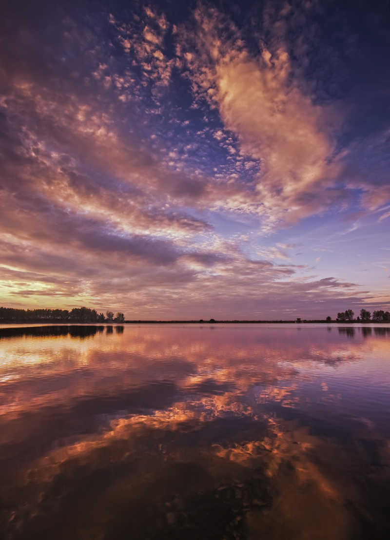 夕阳下美丽的洛尔湖天空倒映