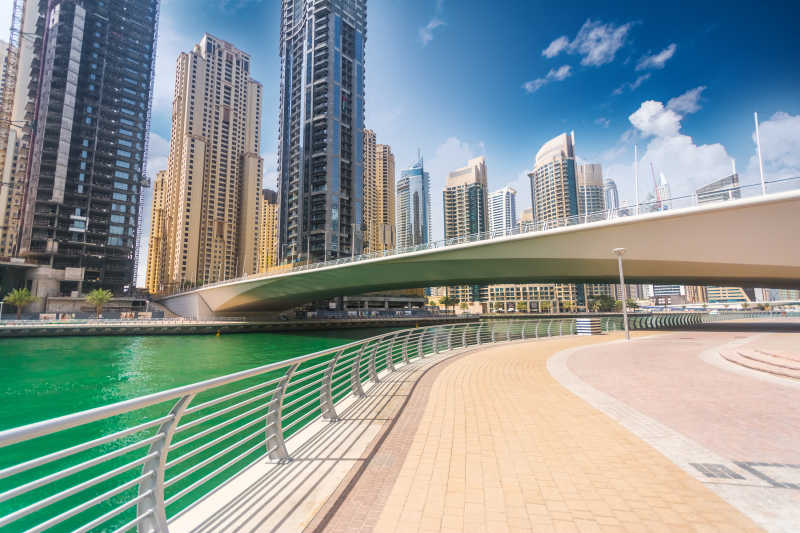 迪拜市中心河畔的摩天大楼