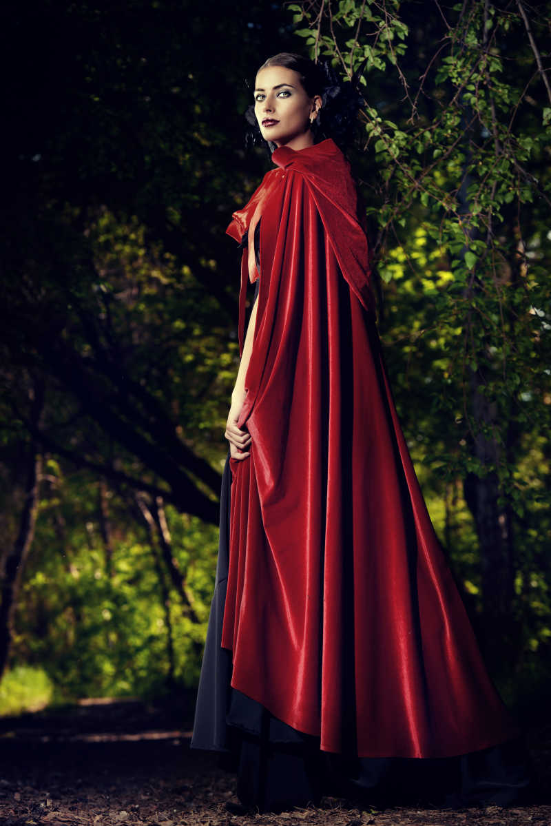 森林里穿红色斗篷的世纪美女