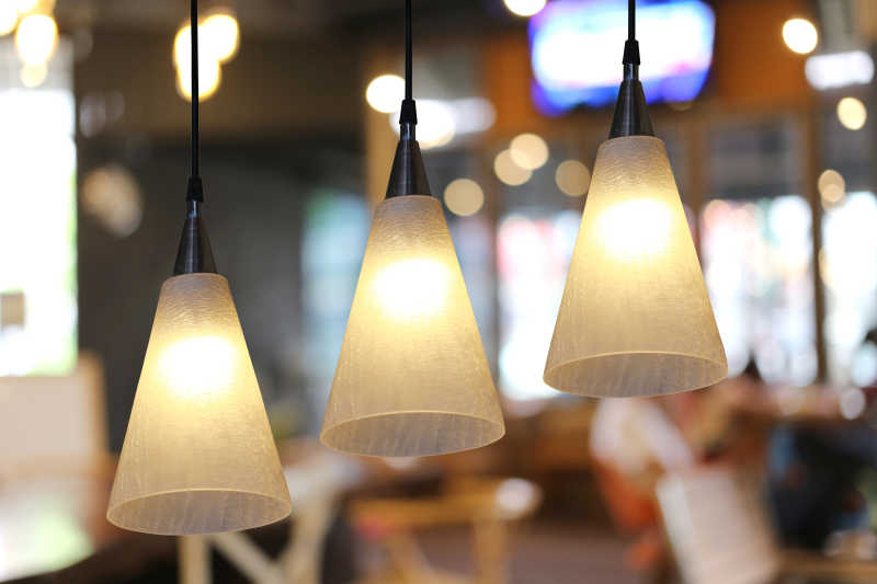 咖啡厅的现代吊灯