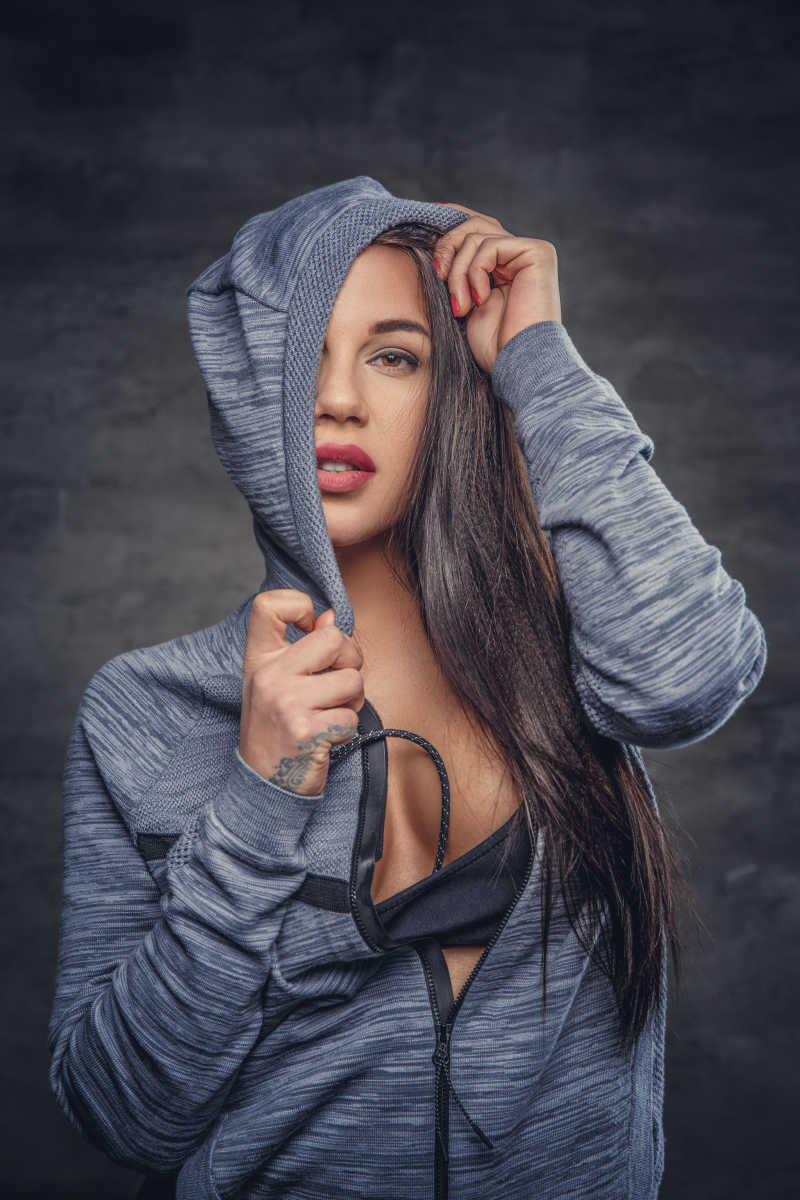 穿着灰色帽衫性感女性