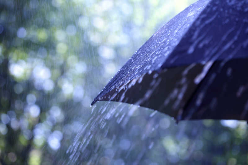 大雨中的黑色雨水