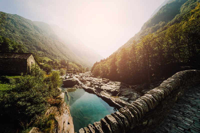 阳光下全景双曲石桥上的风景