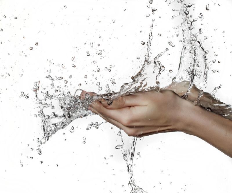 女人手里的飞溅的液体水