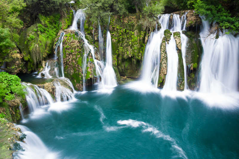波黑国家公园里壮观的瀑布