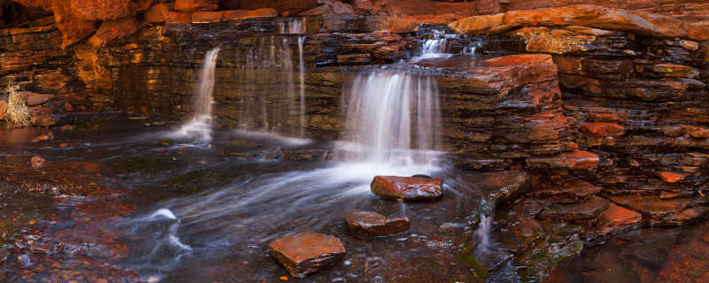 西澳大利亚卡瑞吉尼国家公园汉考克峡谷中的一个小瀑布