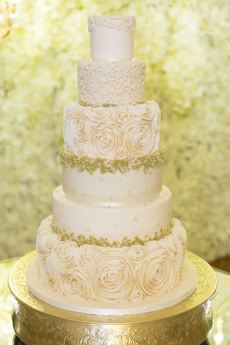 多层的白色结婚蛋糕