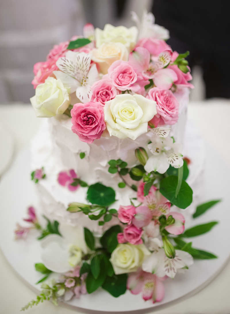 鲜花装饰的白色婚礼蛋糕