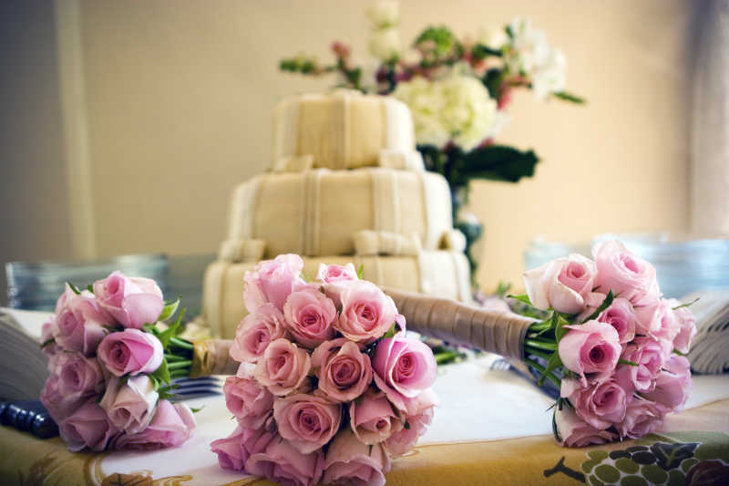 玫瑰装饰的白色结婚蛋糕