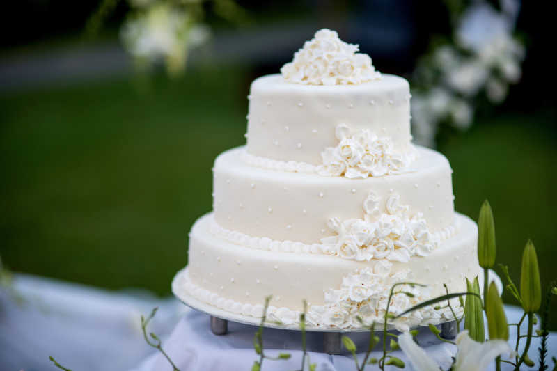 婚礼上多层奶油蛋糕