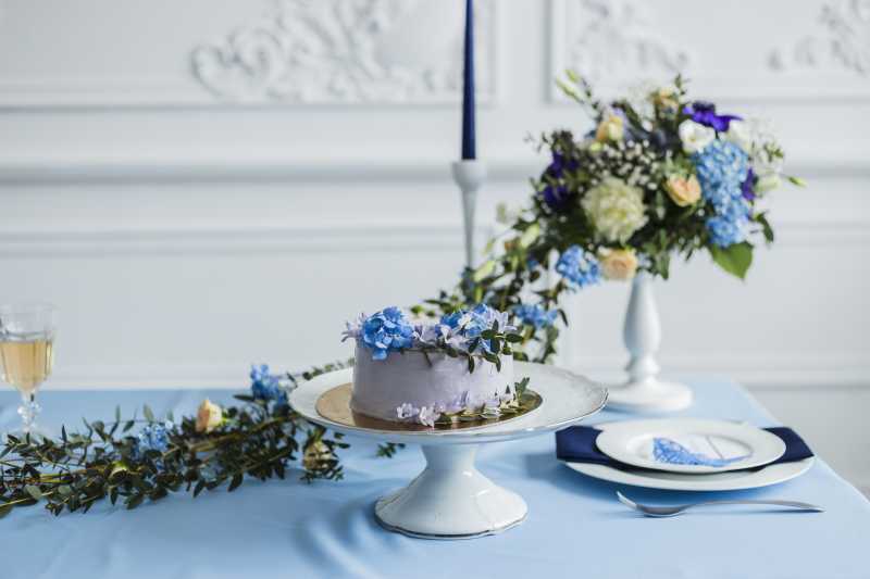 蜡烛蛋糕和美丽的鲜花装饰