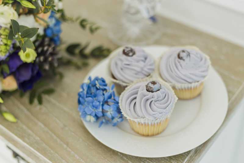 花束和杯形蛋糕的婚礼装饰