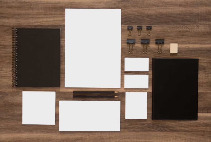 木制办公桌背景上的空白纸模板