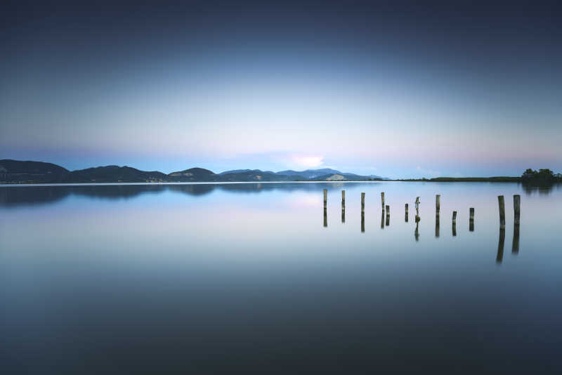 美丽的湖水和蓝天