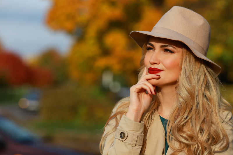 秋天来临看风景的戴帽子的美女