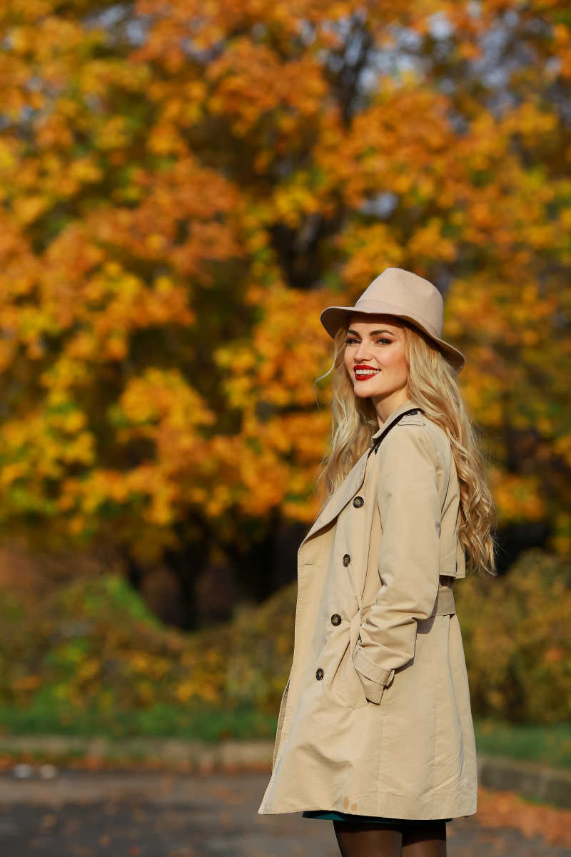 秋季公园里戴着大檐帽的金发美女