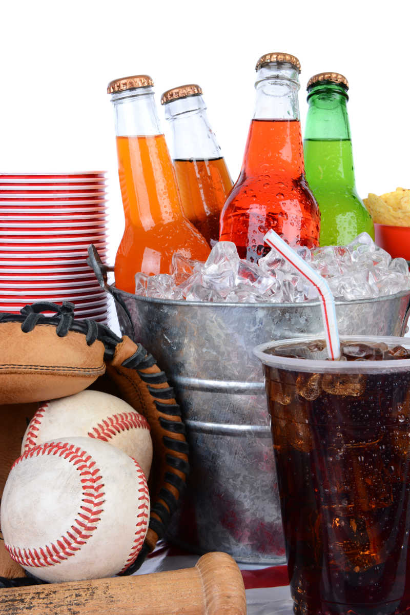 冰桶里的冰镇饮料和棒球和手套