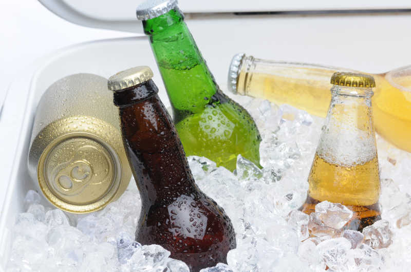 小型冰箱里冰镇的饮料和啤酒