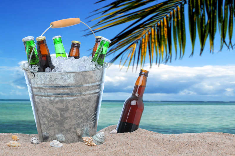 海滩上冰桶里的饮料啤酒