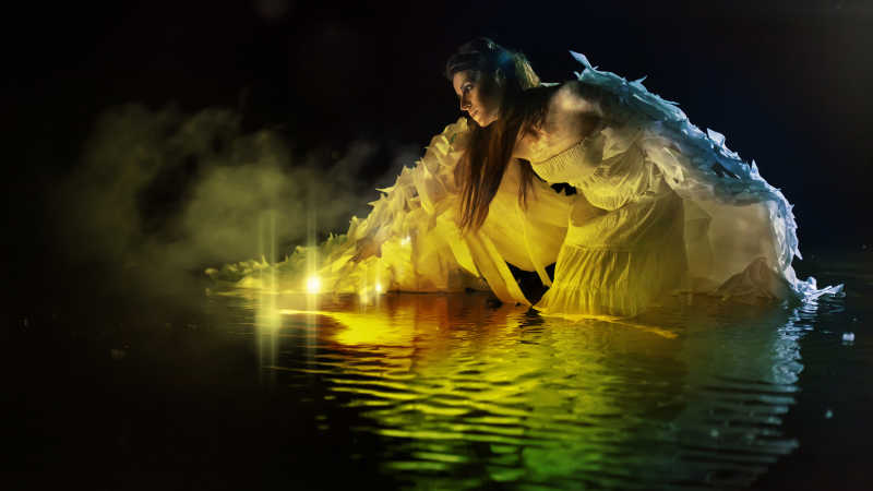 湖中玩水的美丽天使