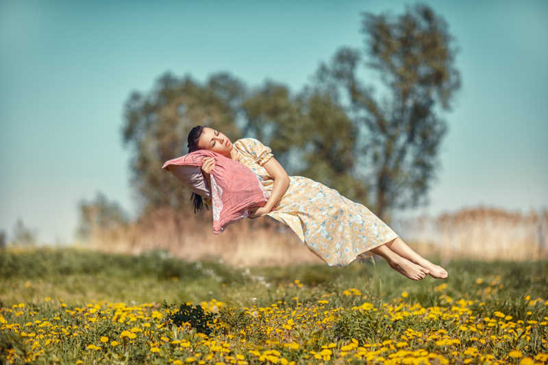 在野外悬浮半空睡觉的女孩