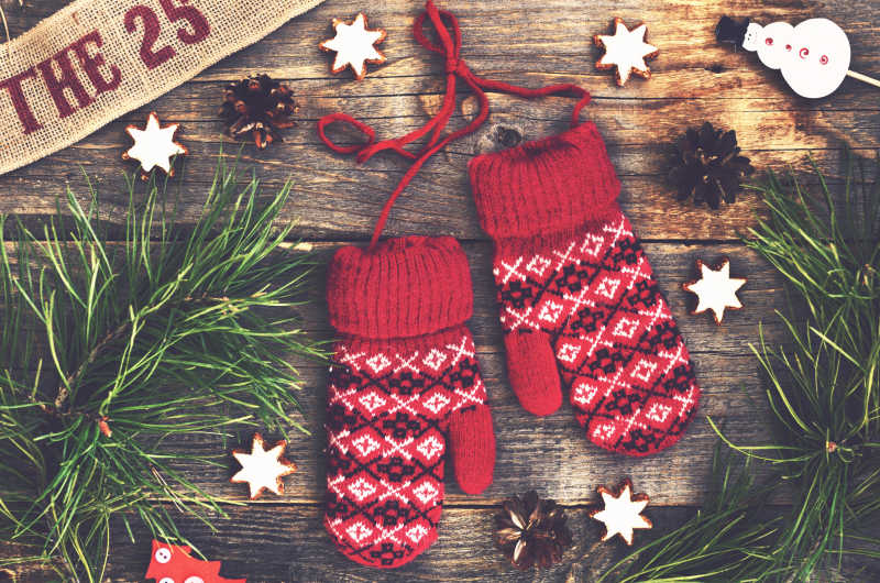 冬季装饰用红色针织手套和圣诞玩具
