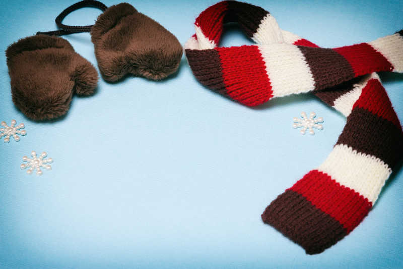 冬季戴手套围巾和小雪花的框架