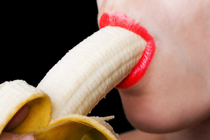女人大口的吃香蕉