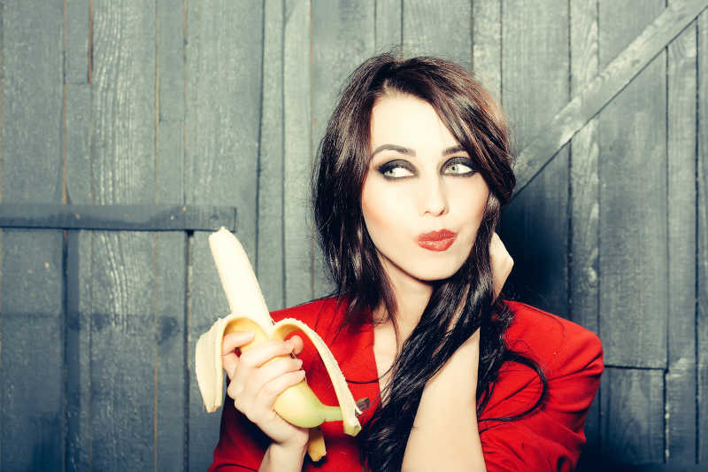 美丽的女人吃香蕉