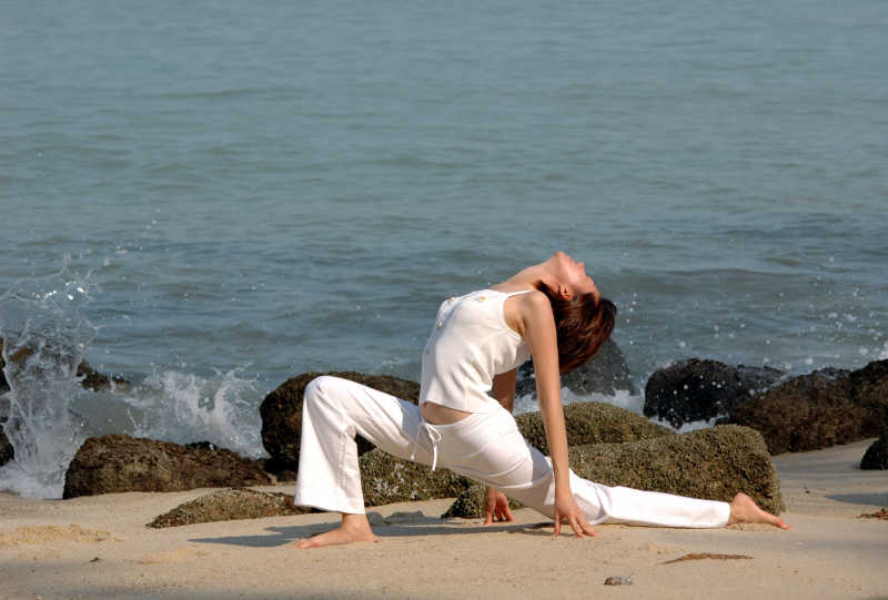 在海边练习哈达瑜伽的女人