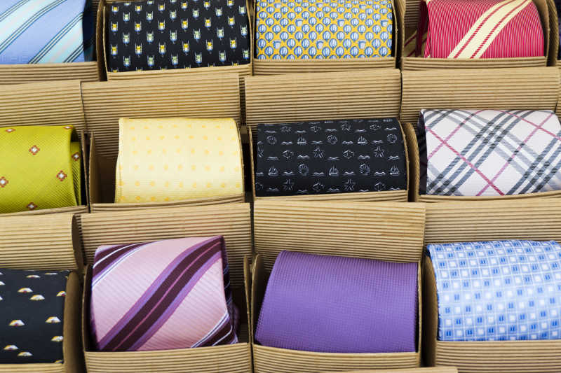 放在领带盒里的多种颜色的领带
