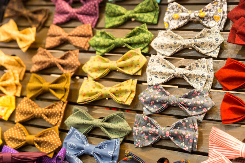 排列整齐的不同颜色的领结
