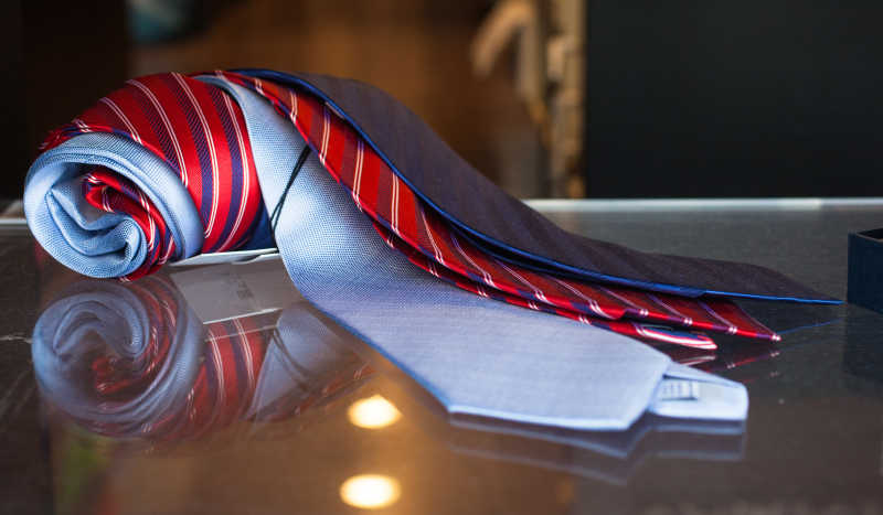 放在桌子上的卷着的几个领带