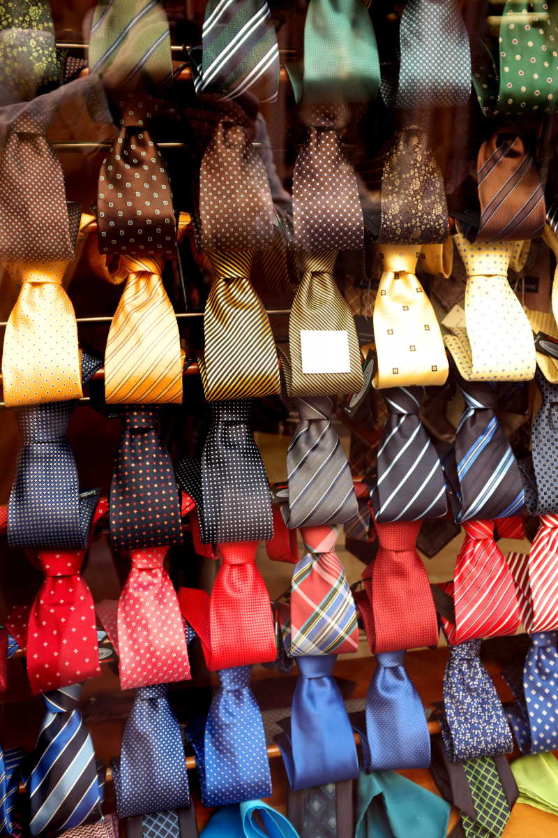 商店里摆放整齐的男士领带