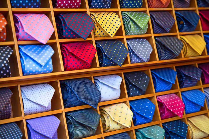 放在领带收藏夹里的多种颜色的领带