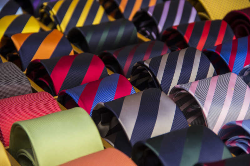 商店里的多种款式的领带