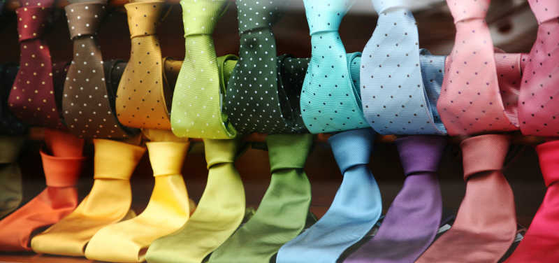 挂在橱窗里颜色鲜艳的领带